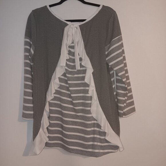 Umgee Women's Gray and White Ruffle Back Blouse Ruffle Hem Top Size L‎ - Picture 2 of 5